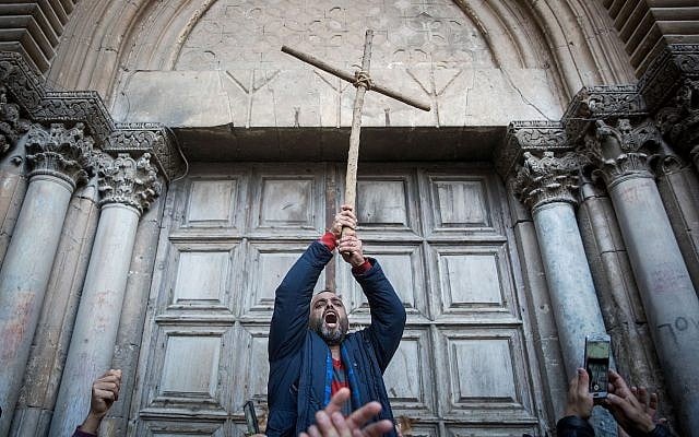 Les protestataires manifestent devant les portes fermées de l'église du Saint Sépulcre dans la vieille ville de Jérusalem, le 27 février 2018. (Yonatan Sindel/Flash90) Les protestataires manifestent devant les portes fermées de l'église du Saint Sépulcre dans la vieille ville de Jérusalem, le 27 février 2018. (Yonatan Sindel/Flash90)