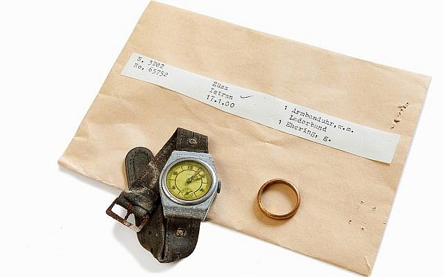 L'ITS cherche à rendre la montre et l'alliance d' Istvan Zusz , victime de la Shoah, à sa famille à travers la campagne #StolenMemory. (Crédit : Cornelis Gollhardt/ITS)
