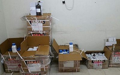 Produits explosifs découverts par les contrôleurs de l'Autorité des frontières dans une cargaison d'articles médicaux au passage de Kerem Shalom, le 4 février 2018. (Ministère de la Défense)