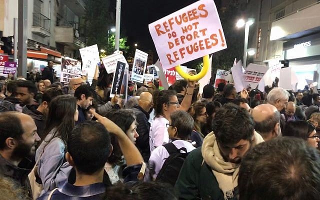 Des manifestants protestant contre le projet d'expulsion des migrants et réfugiés africains par Israël, dans le sud de Tel Aviv, le 24 février 2018. (Crédit : Miriam Herschlag/Times of Israel)
