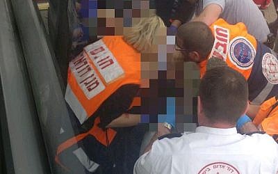 Les ambulanciers de Magen David Adom prennent en charge un homme grièvement blessé par une attaque au couteau, à Ariel, en Cisjordanie, le 5 février 2018. (Crédit : porte-parole de MDA)