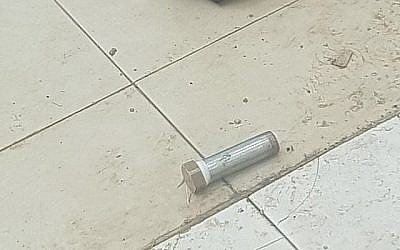 Une présumée bombe tubulaire trouvée dissimulée dans les vêtements d'un Palestinien qui a tenté d'entrer au tribunal militaire de Samarie, dans le nord de la Cisjordanie, le 7 février 2018. (Police israélienne)