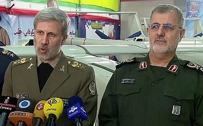 Capture d'écran d'une vidéo du brigadier général des forces iraniennes Amir Hatami, à gauche, aux côtés du commandant des forces terrestres du corps des gardiens de la révolution islamique Mohammad Pakpour lors de l'inauguration d'une ligne de production de drones à Téhéran, le 5 février 2018 (Capture d'écran : YouTube)