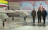 Capture d'écran d'une vidéo du brigadier général des forces iraniennes Amir Hatami, à gauche, lors de l'inauguration d'une ligne de production de drones à Téhéran, le 5 février 2018 (Capture d'écran : YouTube)