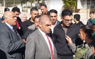 Le haut responsable du Fatah, Jibril Rajoub (à gauche) hurle sur une femme de la police des frontières lors d'une altercation dans la ville d'Hébron en Cisjordanie le 14 février 2018. (Capture d'écran: YouTube)