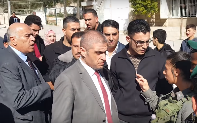 Le haut responsable du Fatah, Jibril Rajoub (à gauche) hurle sur une femme de la police des frontières lors d'une altercation dans la ville d'Hébron en Cisjordanie le 14 février 2018. (Capture d'écran: YouTube) Le haut responsable du Fatah, Jibril Rajoub (à gauche) hurle sur une femme de la police des frontières lors d'une altercation dans la ville d'Hébron en Cisjordanie le 14 février 2018. (Capture d'écran: YouTube)