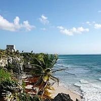 Illustration : Une plage à Tulum, au Mexique. (Crédit : Capture d'écran/YouTube)