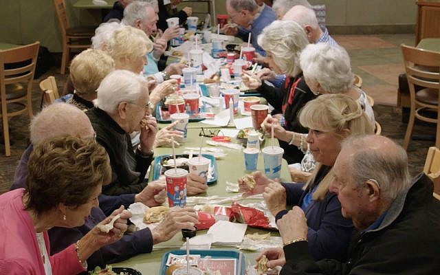 Des personnes âgées de Sun City à Palm Springs, en Californie, se rassemblent pour le repas du Shabbat au fast-food Wendy's, comme on le voit dans le court-métrage "Wendy's Shabbat" (Autorisation : 3 Penny)