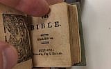 Une bible miniature dédicacée à  George Washington, acquise par la bibliothèque nationale d'Israël et publiée sur internet le 18 février 2018 (Crédit : Bibliothèque nationale des collections israéliennes)