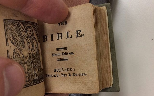 Une bible miniature dédicacée à George Washington, acquise par la bibliothèque nationale d'Israël et publiée sur internet le 18 février 2018 (Crédit : Bibliothèque nationale des collections israéliennes) Une bible miniature dédicacée à George Washington, acquise par la bibliothèque nationale d'Israël et publiée sur internet le 18 février 2018 (Crédit : Bibliothèque nationale des collections israéliennes)