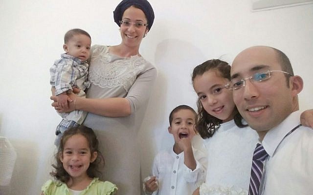 Itamar Ben-Gal, assassiné par un terroriste palestinien le 5 février 2018 photographié avec son épouse et sa famille (Autorisation) Itamar Ben-Gal, assassiné par un terroriste palestinien le 5 février 2018 photographié avec son épouse et sa famille (Autorisation)
