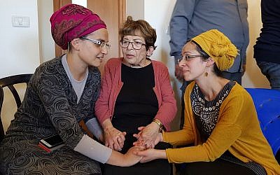 Yael Shevach, à gauche, l'épouse de  Raziel Shevach qui a été tué par balles lors d'un attentat terroriste commis le 9 janvier à proximité de l'avant-poste de  Havat Gilad, réconforte Miriam Ben-Gal,  la femme d'Itamar Ben-Gal, mortellement poignardé dans une attaque, le 5 février. Une photo prise au domicile de Ben-Gal, le 6 février 2018. Au milieu, la grand-mère de Miriam, Esther (Autorisation)