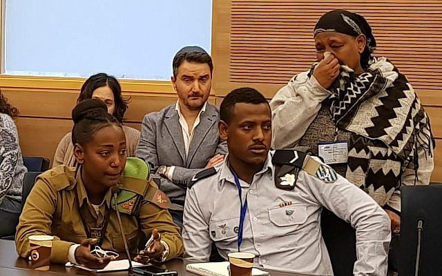 Des militants israélo-éthiopiens exhortent le ministère de l'Intérieur à autoriser leurs familles à immigrer d'Éthiopie lors d'une réunion du Comité de contrôle de l'État le 12 février 2018. (Autorisation de la Knesset) Des militants israélo-éthiopiens exhortent le ministère de l'Intérieur à autoriser leurs familles à immigrer d'Éthiopie lors d'une réunion du Comité de contrôle de l'État le 12 février 2018. (Autorisation de la Knesset)