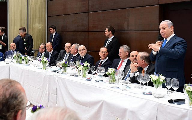 Le Premier ministre Benjamin Netanyahu, à droite, s'adresse à des dizaines de dirigeants d'entreprises, les encourageant à investir en Israël, en marge de la Conférence de Munich sur la sécurité, le 16 février 2018. (Amos Ben Gershom/GPO) Le Premier ministre Benjamin Netanyahu, à droite, s'adresse à des dizaines de dirigeants d'entreprises, les encourageant à investir en Israël, en marge de la Conférence de Munich sur la sécurité, le 16 février 2018. (Amos Ben Gershom/GPO)