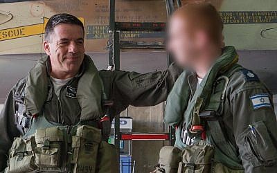 Le chef des forces aériennes israéliennes, le général de division, Amikam Norkin, à gauche, aux côtés du major 'Aleph,' navigateur d'un F-16 abattu par des tirs antiaériens syriens, alors que ce dernier va remonter pour la première fois dans un avion , le 19 février 2018 (Crédit : Armée israélienne) t