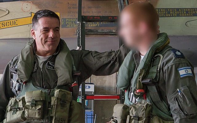 Le chef des forces aériennes israéliennes, le général de division, Amikam Norkin, à gauche, aux côtés du major 'Aleph,' navigateur d'un F-16 abattu par des tirs antiaériens syriens, alors que ce dernier va remonter pour la première fois dans un avion , le 19 février 2018 (Crédit : Armée israélienne) t