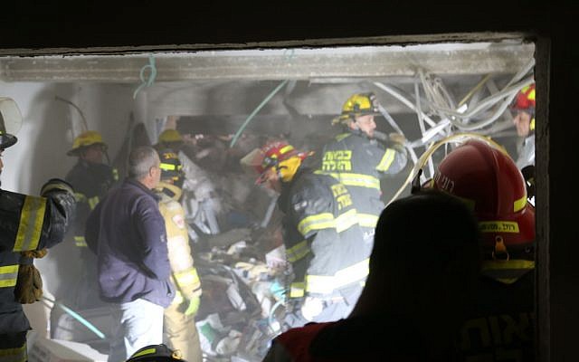 Les services d'urgence sur le site d'une explosion de gaz dans un garage souterrain de la rue Dan à Jérusalem le 20 février 2018 (Crédit : Police israélienne)