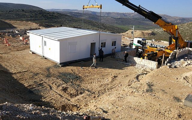 La première caravane est placée sur le terrain de la nouvelle implantation d'Amichai, pour les évacués de l'avant-poste illégal d'Amona, le 21 février 2018 (Autorisation : Evacués d'Amona) La première caravane est placée sur le terrain de la nouvelle implantation d'Amichai, pour les évacués de l'avant-poste illégal d'Amona, le 21 février 2018 (Autorisation : Evacués d'Amona)