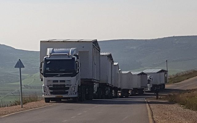 Des camions transportent les premières caravanes qui seront placées sur les terrains de la nouvelle implantation d'Amichai pour les évacués de l'avant-poste illégal d'Amona, le 21 février 2018 (Autorisation : Evacués d'Amona) Des camions transportent les premières caravanes qui seront placées sur les terrains de la nouvelle implantation d'Amichai pour les évacués de l'avant-poste illégal d'Amona, le 21 février 2018 (Autorisation : Evacués d'Amona)