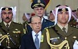 Le président libanais Michel Aoun (au centre) passe en revue la garde d'honneur lors d'une cérémonie officielle de bienvenue à l'aéroport de Marka, à Amman, le 14 février 2017 (Photo AFP / Pool / Khalil Mazraawi)