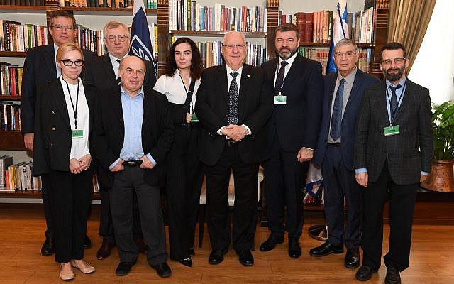 Le président israélien Reuven Rivlin et les dirigeants du Centre commémoratif de l'Holocauste de Babi Yar (BYHMC) le 8 février 2018 (Crédit : Mark Neiman / GPO)