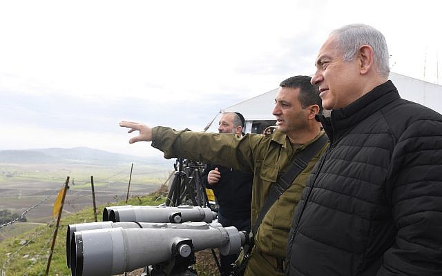 Le Premier ministre Benjamin Netanyahu lors d’une visite des installations de l’armée israélienne sur les hauteurs du Golan, le 6 février 2018 (Kobi Gideon / GPO) Le Premier ministre Benjamin Netanyahu lors d’une visite des installations de l’armée israélienne sur les hauteurs du Golan, le 6 février 2018 (Kobi Gideon / GPO)