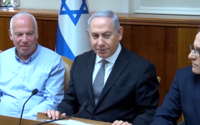 Le Premier ministre Benjamin Netanyahu lors d'une réunion du cabinet à Jérusalem, le 25 février 2018 (Capture d'écran/Ynet) Le Premier ministre Benjamin Netanyahu lors d'une réunion du cabinet à Jérusalem, le 25 février 2018 (Capture d'écran/Ynet)
