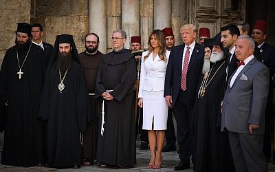 Les responsables des églises autour du président américain Donald Trump et de son épouse Melania à l'église du Saint-sépulcre de la vieille Ville de Jérusalem durant la visite de Trump dans la ville, le 22 mai 2017 (Crédit : Nati Shohat/Flash90