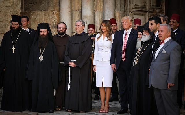 Les responsables des églises autour du président américain Donald Trump et de son épouse Melania à l'église du Saint-sépulcre de la vieille Ville de Jérusalem durant la visite de Trump dans la ville, le 22 mai 2017 (Crédit : Nati Shohat/Flash90