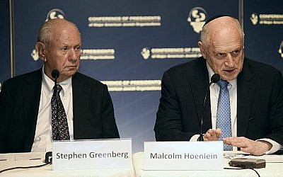 Stephen M. Greenberg, à gauche et Malcolm Hoenlein, de la Conférence des présidents des principales organisations juives américaines, à la conférence de presse à Jérusalem, le 18 février 2016 (COP/Avi Hayun)