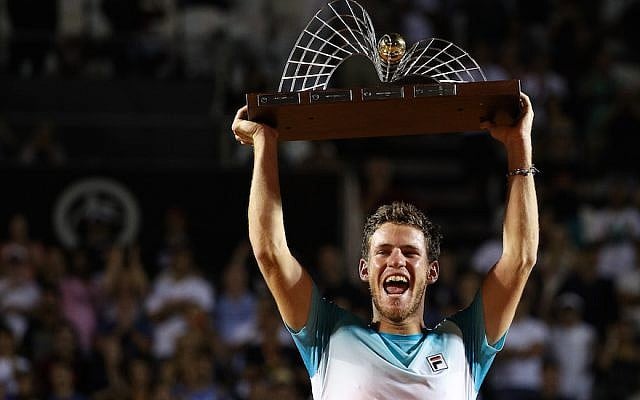 Diego Schwartzman fête sa victoire à l'Open de Rio de Janeiro, au Brésil, le 25 février 2018 (Crédit :  Buda Mendes/Getty Images via JTA)