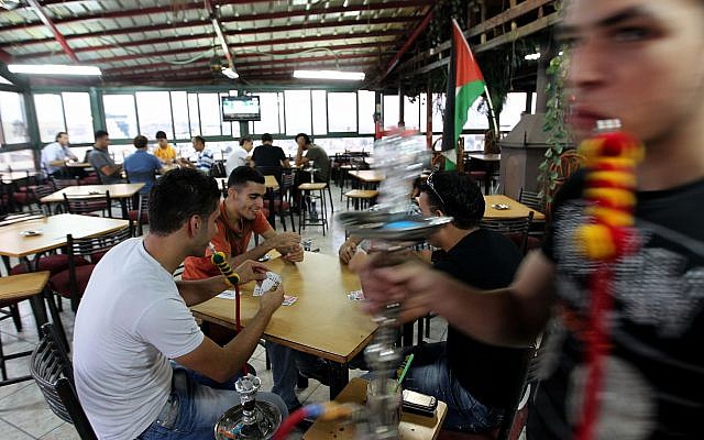 Des jeunes palestiniens fument des narguilés et jouent aux cartes au café Sultan à Ramallah, en Cisjordanie, le 11 septembre 2011 (Crédit : Nati Shohat / Flash90) Des jeunes palestiniens fument des narguilés et jouent aux cartes au café Sultan à Ramallah, en Cisjordanie, le 11 septembre 2011 (Crédit : Nati Shohat / Flash90)
