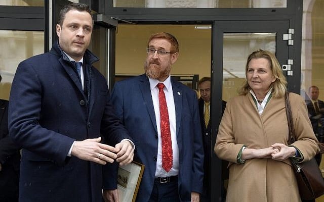 (De gauche à droite) Johann Gudenus, chef du groupe parlementaire du Parti de la liberté autrichien (FPO), Yehuda Glick (Likud) et Karin Kneissl, ministre autrichienne des Affaires étrangères, s'entretiennent avec la presse le 13 février 2018 à Vienne , L'Autriche. (Crédit : AFP / APA / HERBERT PFARRHOFER / Autriche OUT)