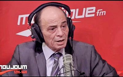 Kacem Kefi dans les studios de radio Mosaïque (Crédit: capture d'écran Youtube/radio Mosaïque)