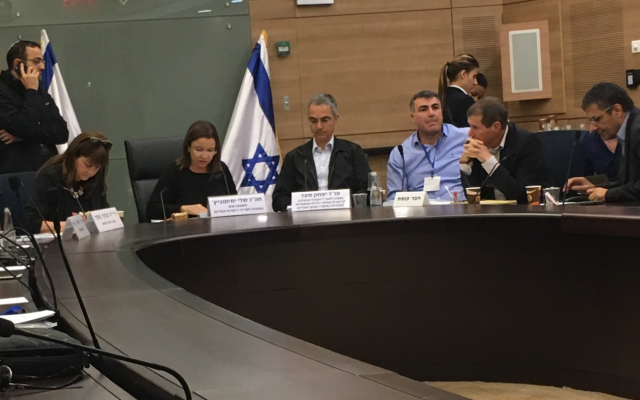 Une réunion de la commission de contrôle de l'Etat consacrée à l'Amendement 168 de l'ordonnance fiscale, le 26 février 2018 (Crédit : Simona Weinglass/Times of Israel) Une réunion de la commission de contrôle de l'Etat consacrée à l'Amendement 168 de l'ordonnance fiscale, le 26 février 2018 (Crédit : Simona Weinglass/Times of Israel)