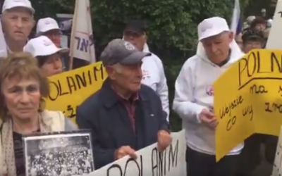 Des rescapés de la Shoah manifestent à l'ambassade de Pologne à Tel-Aviv, le 8 février 2018. (Capture d'écran Twitter)