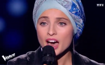 Mennel Ibtissem, candidate du télécrochet The Voice, interprète la chanson d eLeonard Cohen "Hallelujah". (Crédit : capture d'écran TF1)