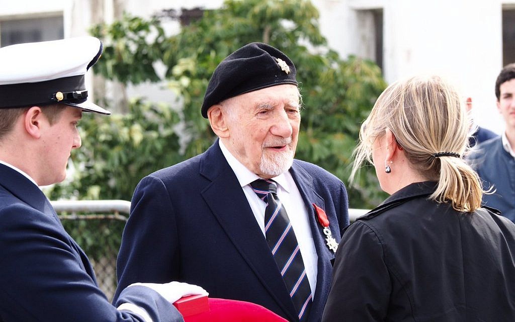 Walter Bingham reçoit la légion d'honneur des mains d'Hélène Le Gal, le 15 février 2018 à Haïfa (Crédit: Pierre-Simon Assouline)
