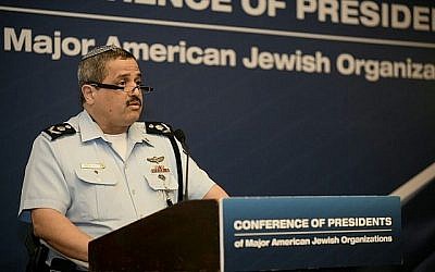 Le commissaire de police Roni Alsheich s'adresse à la mission annuelle de la Conférence des présidents des grandes organisations juives à Jérusalem le 20 février 2018. (Avi Hayoun / Conférence des présidents)