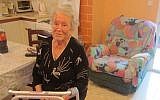 La nonagénaire israélienne Mina Yuditskaya Berliner dans un appartement de Tel Aviv qui aurait été acheté par son ancien élève, Vladimir Poutine. (Crédit : Ben Sales/JTA)