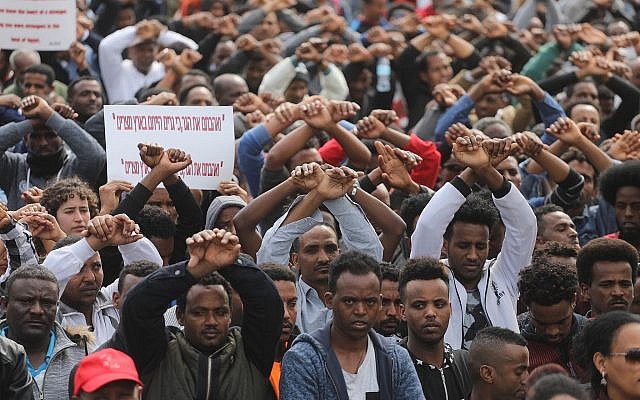 Des demandeurs d'asile africains et des défenseurs des droits de l’Homme protestent contre le plan de déportation devant l'ambassade du Rwanda à Herzliya, le 7 février 2018 (Miriam Alster / Flash90)