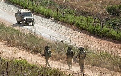 Des patrouilles de l'armée israélienne le long de la frontière nord israélienne avec le Liban, le 14 juillet 2014 (Ayal Margolin / FLASH90)