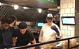 Le chef israélien Eyal Shani prépare une pita dans la branche de New York de son restaurant Miznon qu'il vient d'ouvrir (Crédit : Danielle Ziri/Times of Israel)