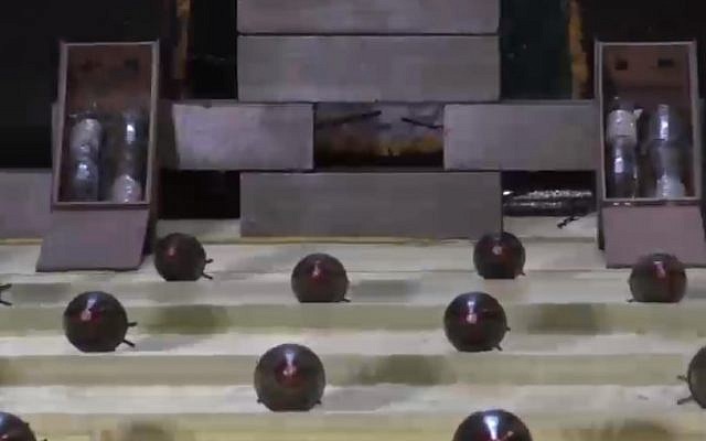 Des obus de mortier sur une ligne de production dans une vidéo publiée par un groupe terroriste de Gaza avec la légende : "L'ennemi [Israël] est à portée de nos bombes"