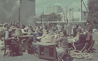 Détenus juifs du ghetto de Lodz, dans la Pologne occupée par les nazis, travaillent à la confection de paniers. (Mémorial de l'Holocauste des États-Unis)