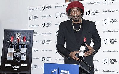 Amar'e Stoudemire montrant l'un des vins de sa collection de vins casher israéliens, à New York, le 20 février 2018. (Crédit : Autorisation Jewish National Fund-USA via JTA)