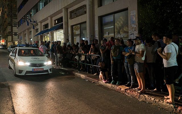 La file d'attente devant le bureau de l'Autorité de la population, de l'immigration et des frontières, le 29 septembre 2017 (Crédit : Luke Tress/Times of Israel) La file d'attente devant le bureau de l'Autorité de la population, de l'immigration et des frontières, le 29 septembre 2017 (Crédit : Luke Tress/Times of Israel)