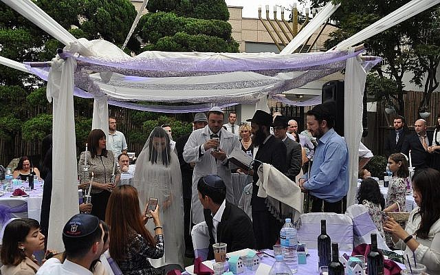 Le rabbin Osher Litzman, en noir sous le dais nuptial, en train de célébrer un mariage juif à Séoul, en Corée du Sud. (Courtesy of Chabad of South Korea/via JTA)
