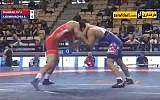 Le lutteur iranien Alireza Karimi menait son match contre le Russe Alikhan Zhabrailov 3-2, alors qu'on entend son entraîneur depuis les lignes de touche lui ordonnant de perdre, lors des Championnats du monde en Pologne, le 25 novembre 2017. (Capture d'écran: YouTube)