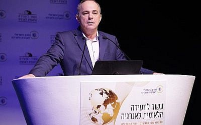 Le ministre de l'Énergie, Yuval Steinitz, lors d'une conférence sur l'énergie à Tel Aviv, le 27 février 2018 (Dror Sithakol)